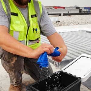 Toalla refrigerante de microfibra Milwaukee: el aliado perfecto para trabajar durante el verano