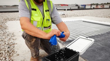 Toalla refrigerante de microfibra Milwaukee: el aliado perfecto para trabajar durante el verano