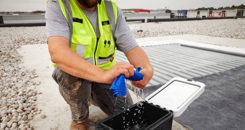 Toalla refrigerante de microfibra Milwaukee: el aliado perfecto para trabajar durante el verano